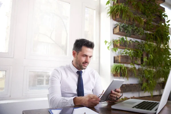 Portret Shot Van Financiële Assistent Zakenman Digitale Tablet Hand Houden — Stockfoto