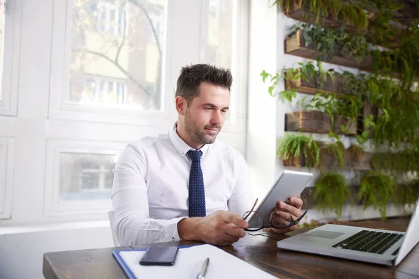 Ritratto Assistente Finanziario Che Tiene Mano Tablet Digitale Mentre Seduto — Foto Stock