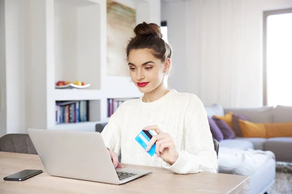 Aufnahme Einer Frau Die Ihre Bankkarte Der Hand Hält Und — Stockfoto