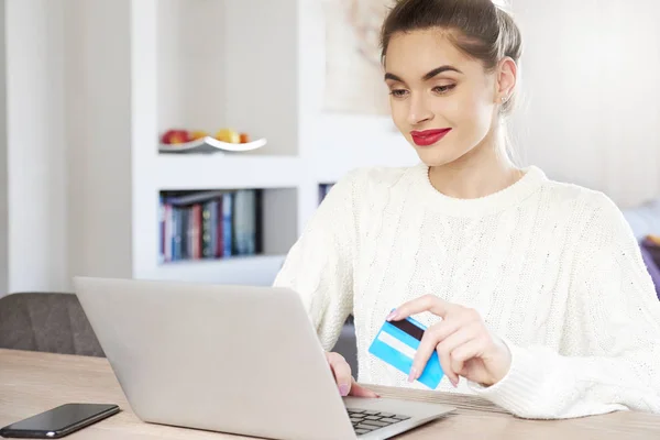 Tiro Mulher Segurando Seu Cartão Bancário Mão Usando Laptop Enquanto — Fotografia de Stock