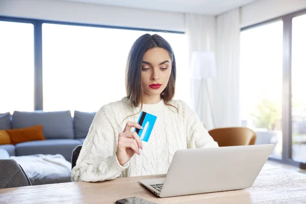 Tiro Mulher Segurando Seu Cartão Bancário Mão Usando Laptop Enquanto — Fotografia de Stock