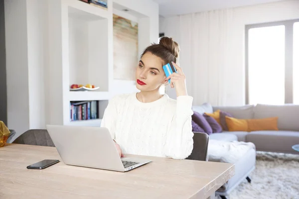 Tiro Mulher Segurando Seu Cartão Bancário Mão Usando Laptop Enquanto — Fotografia de Stock