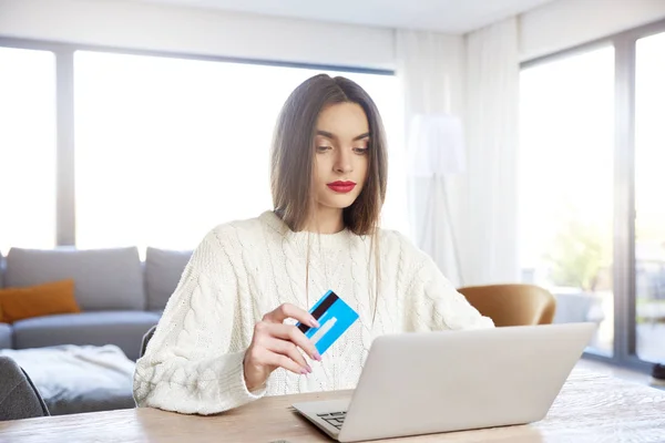 Shot Woman Holding Her Bank Card Her Hand Using Laptop — Stock Photo, Image