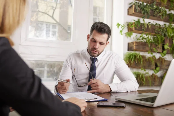 Prise Vue Vendeur Assis Bureau Faisant Paperasse Tout Consultant Son — Photo