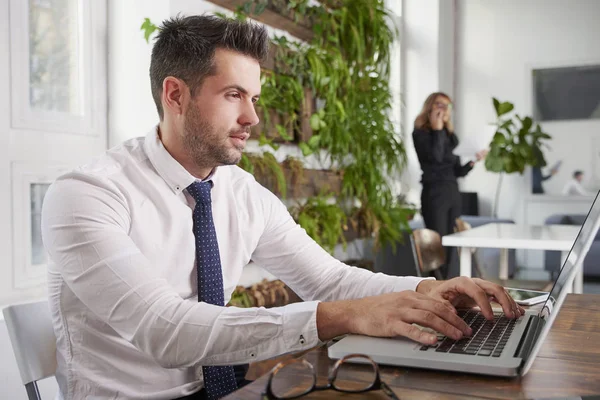 Tiro Del Vendedor Sentado Escritorio Oficina Trabajando Ordenador Portátil — Foto de Stock