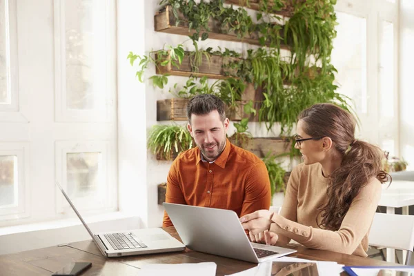 Prise Vue Gens Affaires Travaillant Ensemble Dans Bureau Belle Jeune — Photo