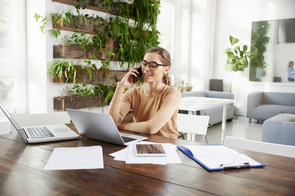 Portret Van Mooie Jonge Zakenvrouw Zitten Achter Haar Laptop Bureau — Stockfoto