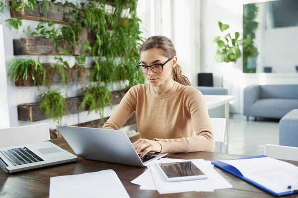 Porträtt Skott Vacker Ung Affärskvinna Arbetar Laptop Kontoret — Stockfoto