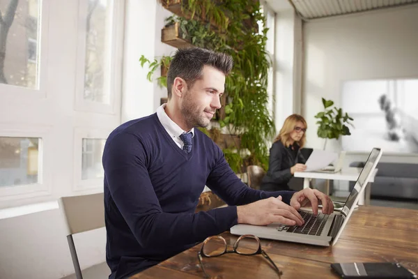 Tiro Asistente Financiero Hombre Negocios Sentado Escritorio Oficina Trabajando Ordenador — Foto de Stock