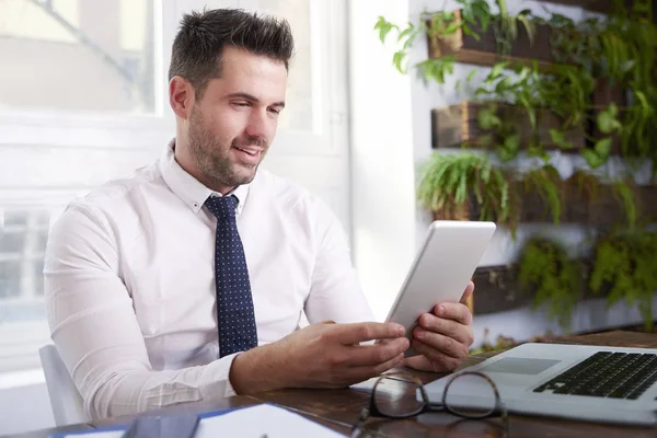 Uomo Affari Che Indossa Camicia Cravatta Utilizza Tablet Digitale Mentre — Foto Stock