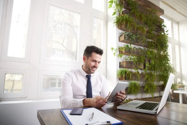 Empresário Feliz Vestindo Camisa Gravata Usando Tablet Digital Enquanto Sentado — Fotografia de Stock