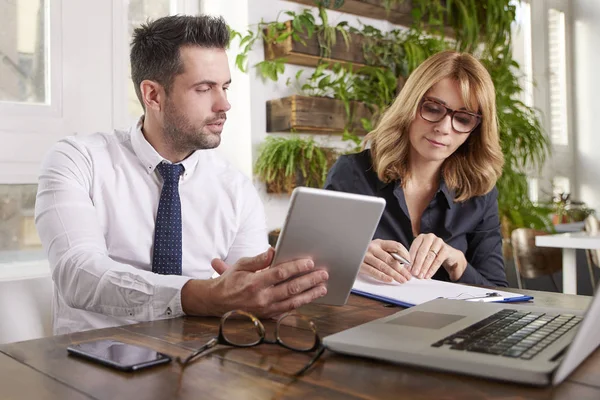 Skott Affärsmannen Håller Digital Tablett Handen Medan Hans Collegaue Sitta — Stockfoto