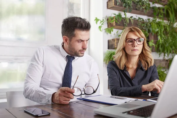 Tiro Hombre Negocios Mujer Negocios Sentado Escritorio Oficina Uso Computadora — Foto de Stock