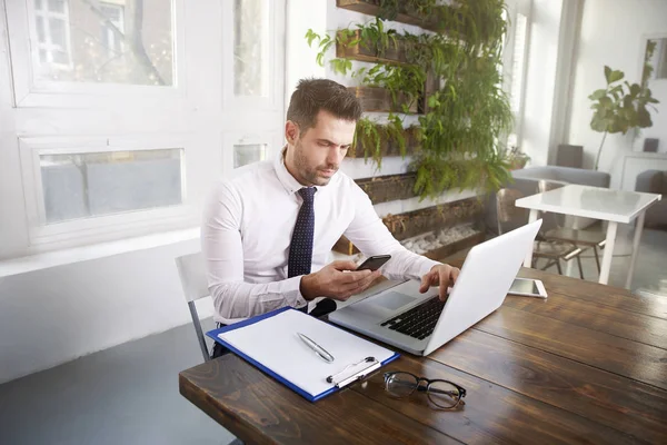 Retrato Empresário Confiante Vestindo Camisa Gravata Mensagens Texto Enquanto Sentado — Fotografia de Stock