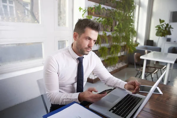 Retrato Hombre Negocios Confiado Usando Camisa Corbata Mensajes Texto Mientras — Foto de Stock