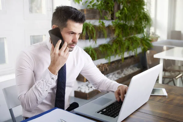 Biznesmen Finansowy Asystent Rozmowy Jego Telefon Komórkowy Działa Laptopie Biurze — Zdjęcie stockowe