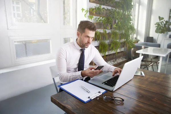 Retrato Hombre Negocios Confiado Usando Camisa Corbata Mensajes Texto Mientras — Foto de Stock