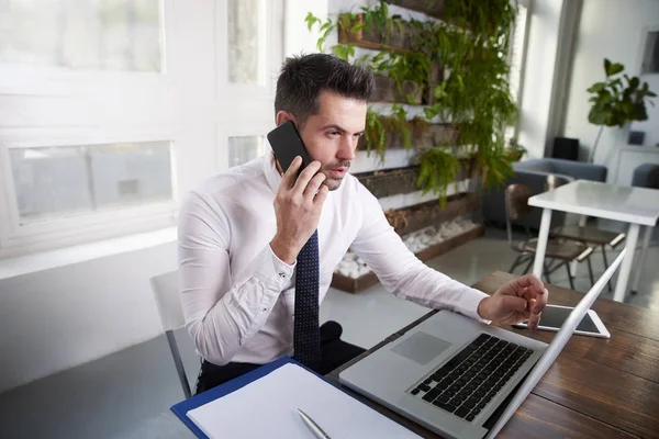 Pensando Assistente Financeiro Empresário Falando Seu Telefone Celular Trabalhando Laptop — Fotografia de Stock