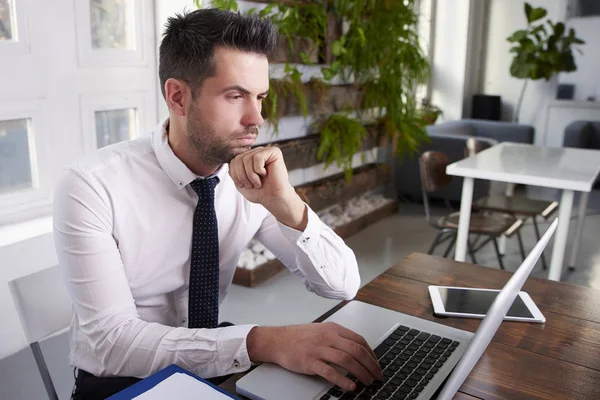 Portrait Homme Affaires Regardant Pensivement Tout Étant Assis Bureau Tapant — Photo