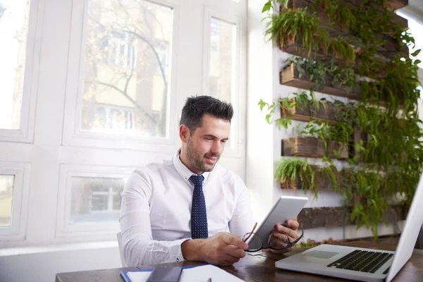 Retrato Assistente Financeiro Empresário Segurando Tablet Digital Sua Mão Enquanto — Fotografia de Stock