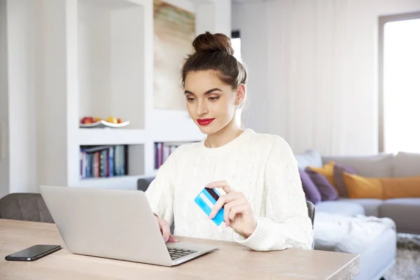 Shot Woman Holding Her Bank Card Her Hand Using Laptop — Stock Photo, Image