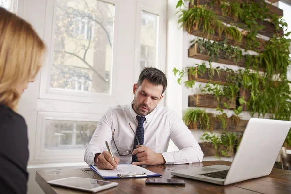 Prise Vue Vendeur Assis Bureau Faisant Paperasse Tout Consultant Son — Photo