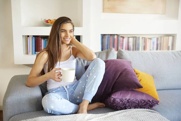 Tam Uzunlukta Atış Pijama Giymiş Koltukta Evde Dinlenirken Kupa Onun — Stok fotoğraf