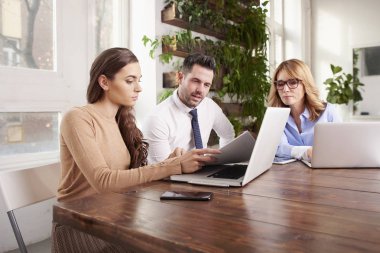 Ofiste takım çalışması. Onun iş fikri onun collegaues için ofis içinde laptop önünde oturma sırasında sunan mali Yardımcısı iş adamı.  