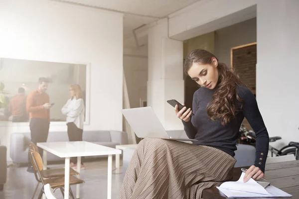 Jovem Empresária Atraente Usando Seu Laptop Telefone Celular Enquanto Senta — Fotografia de Stock