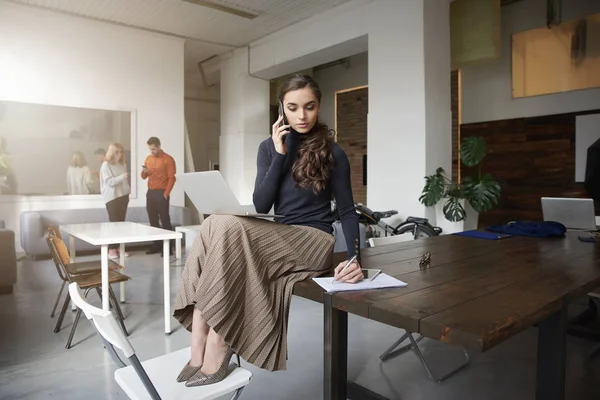 Biriyle Konuşurken Onu Cep Telefonundan Ofiste Oturma Çalışma Genç Kadını — Stok fotoğraf