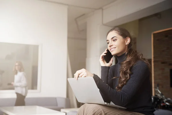 Shot Young Businesswoman Talking Somebody Her Cell Phone While Sitting — Stock Photo, Image