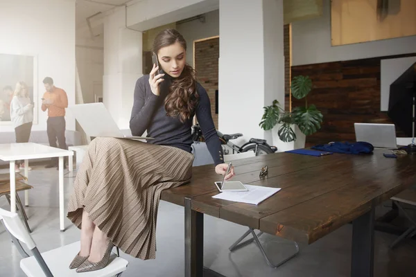 Full Length Shot Young Businesswoman Talking Somebody Her Cell Phone — Stock Photo, Image