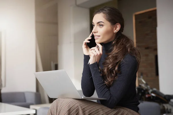 Skott Ung Affärskvinna Talar Med Någon Hennes Mobiltelefon Medan Sitter — Stockfoto