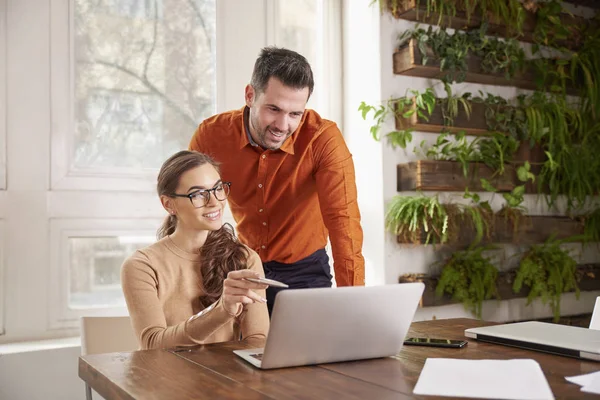 Tiro Bela Jovem Empresária Assistente Financeiro Empresário Trabalhando Juntos Escritório — Fotografia de Stock