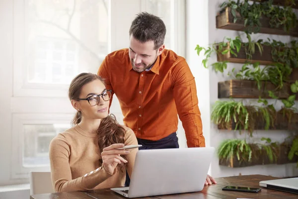 Tiro Bela Jovem Empresária Assistente Financeiro Empresário Trabalhando Juntos Escritório — Fotografia de Stock