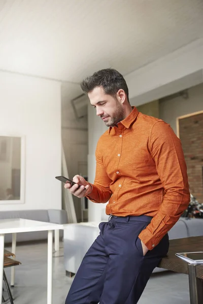 Portait Hombre Negocios Sostiene Teléfono Celular Mano Mensajes Texto Mientras — Foto de Stock