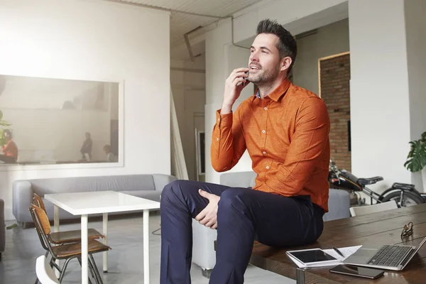 Portret Biznesmen Trzymając Telefon Ręku Nawiązywanie Połączenia Siedząc Przy Biurku — Zdjęcie stockowe
