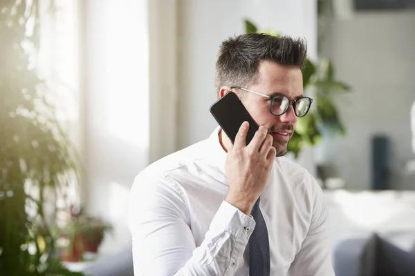 Primer Plano Retrato Hombre Negocios Guapo Usando Camisa Corbata Mientras —  Fotos de Stock