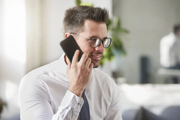 Primer Plano Retrato Hombre Negocios Guapo Usando Camisa Corbata Mientras — Foto de Stock