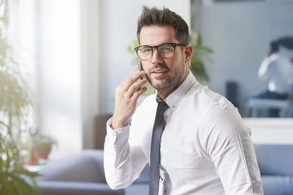 Primer Plano Retrato Hombre Negocios Guapo Usando Camisa Corbata Mientras — Foto de Stock