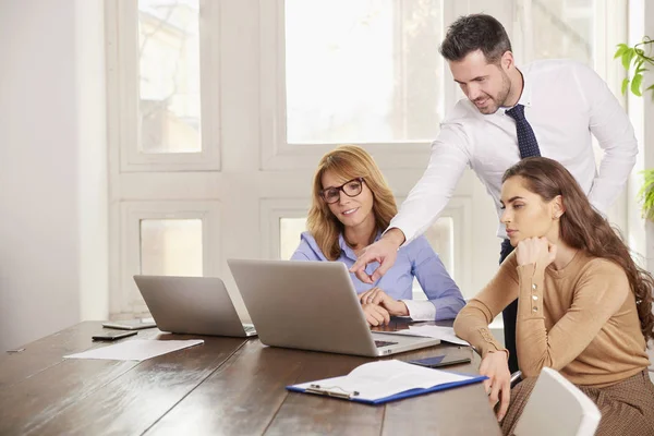 Gruppe Von Geschäftsleuten Die Zusammen Geschäftsprojekten Arbeiten Junge Verkäuferin Und — Stockfoto