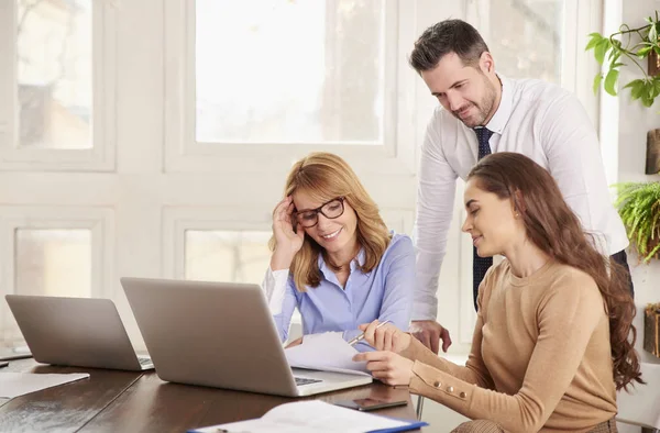 Gruppo Uomini Affari Che Lavorano Insieme Progetto Aziendale Giovane Donna — Foto Stock