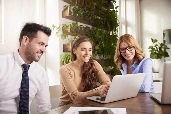 Teamwork Office Young Financial Assistant Businesswoman Sitting Her Colleagues Front — Stock Photo, Image