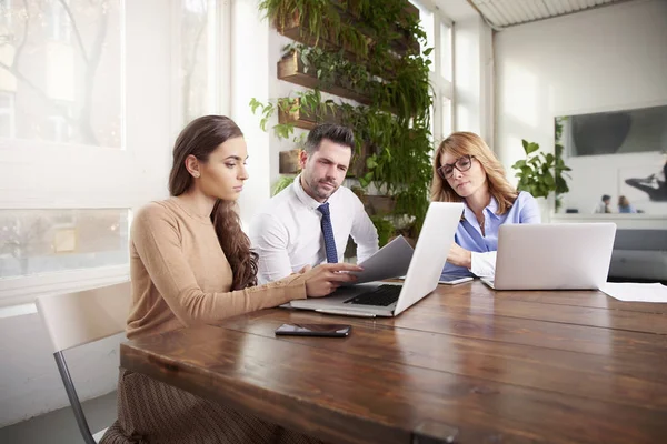 Teamwerk Het Kantoor Financiële Assistent Zakenman Presenteren Zijn Business Idee — Stockfoto