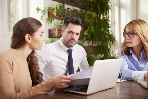 Trabajo Equipo Oficina Asistente Financiero Hombre Negocios Presentando Idea Negocio — Foto de Stock