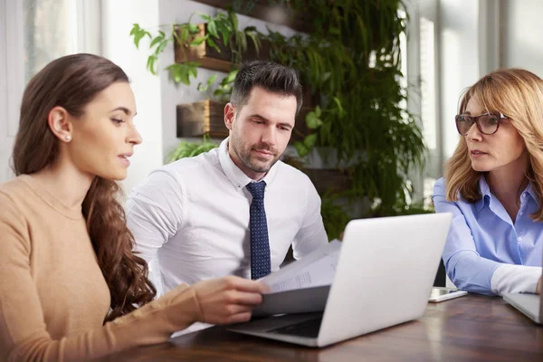 Trabajo Equipo Oficina Asistente Financiero Hombre Negocios Presentando Idea Negocio — Foto de Stock