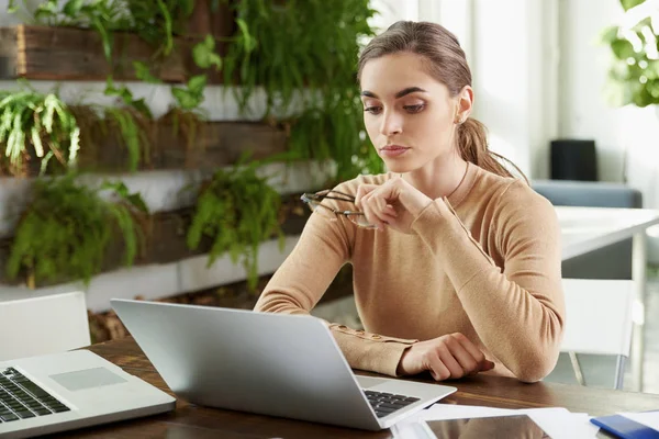 Prise Vue Jeune Femme Affaires Regardant Pensivement Tout Étant Assis — Photo