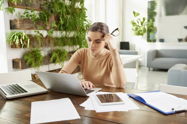 Genç Işkadını Düşünceli Laptop Oturma Çalışma Office Süre Seyir Kadeh — Stok fotoğraf