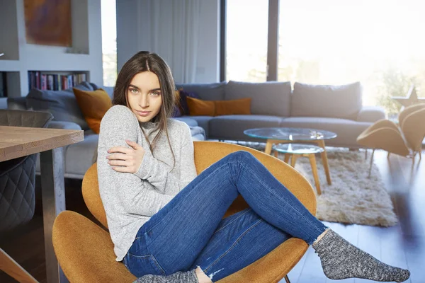 Retrato Mujer Joven Con Hermosa Sonrisa Usando Ropa Casual Mientras — Foto de Stock