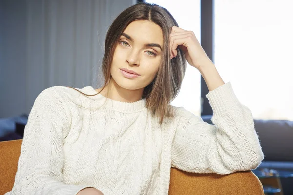 Retrato Mujer Joven Con Hermosa Sonrisa Usando Ropa Casual Mientras — Foto de Stock